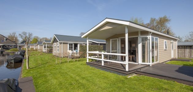 Dagaanbieding Weekend of midweek in een vakantiechalet aan het water op Vakantiepark Giethoorn incl. elektrische sloep