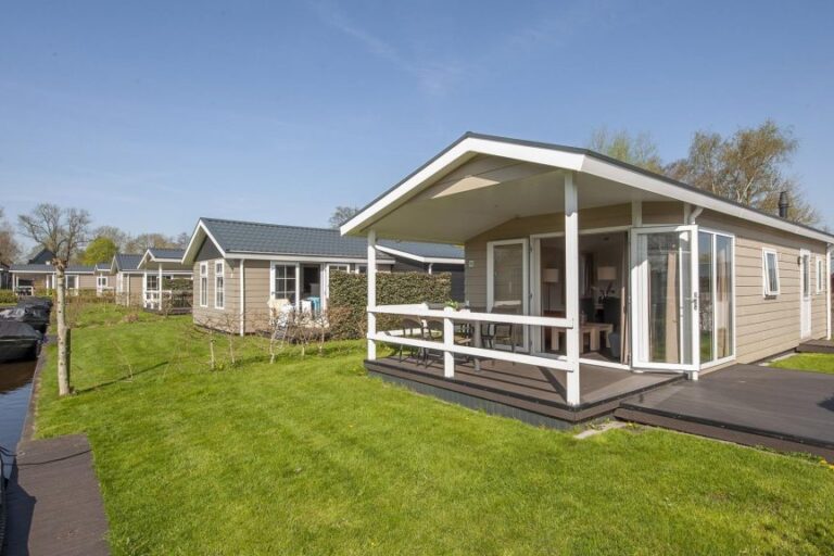 Dagaanbieding Weekend of midweek in een vakantiechalet aan het water op <b>Vakantiepark Giethoorn</b> incl. elektrische sloep