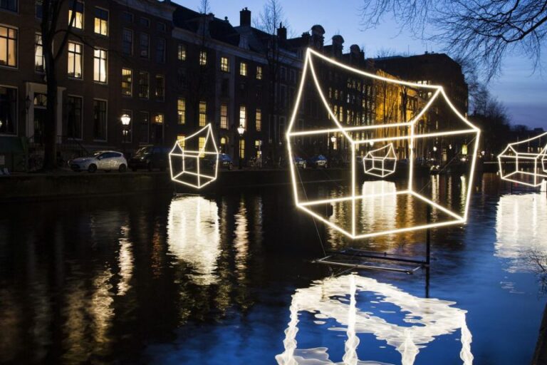 Dagaanbieding 2 of 3 dagen nabij Amsterdam incl. ticket <b>Amsterdam Light Festival</b> en overnachting met 75 min. durende luxe rondvaart